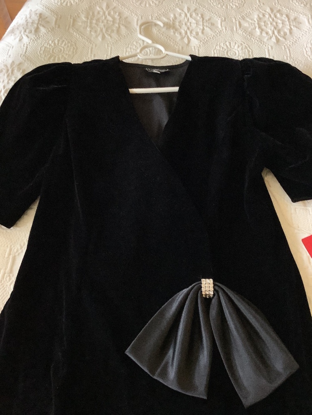 Cachet by Designer Bari Protas Blacket Velvet Evening Dress Plunging V-neck 7-8